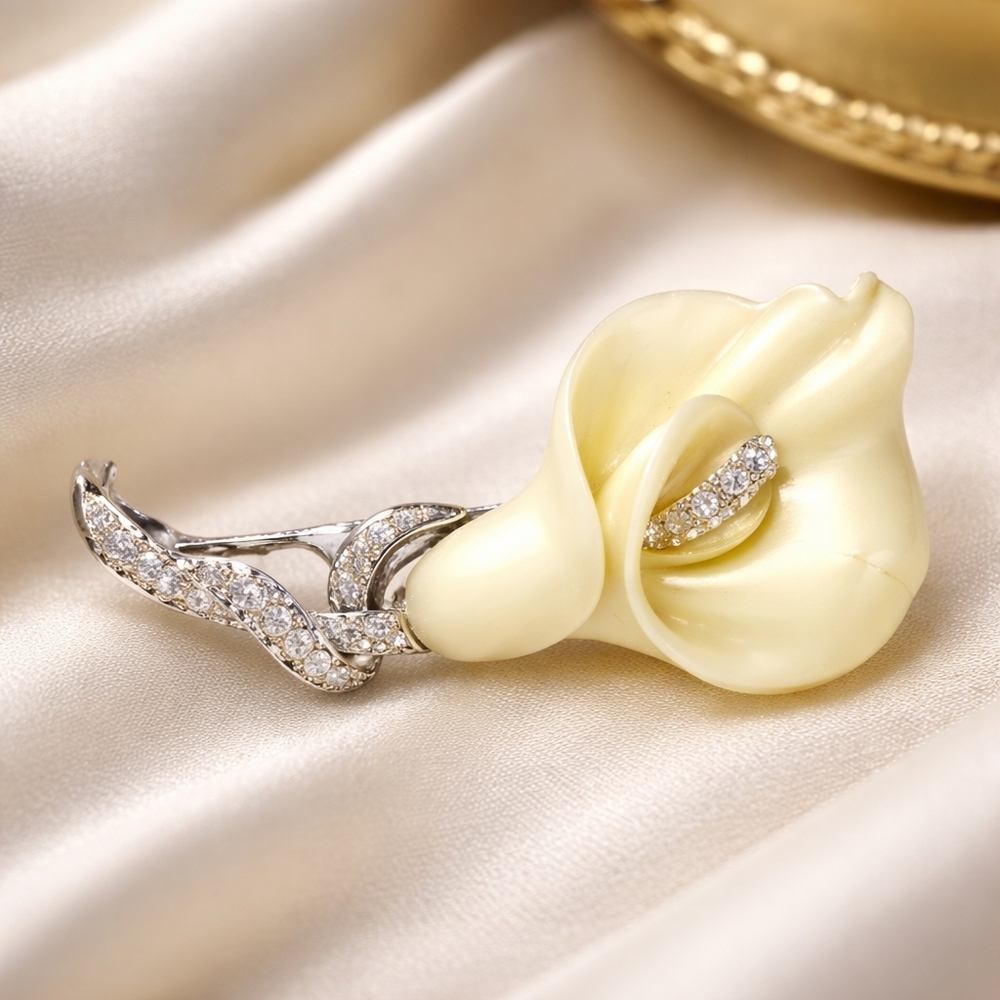 Vintage Nolan Miller Ivory Calililly   Brooch  Crystal Rhinestones - Picture 2 of 5